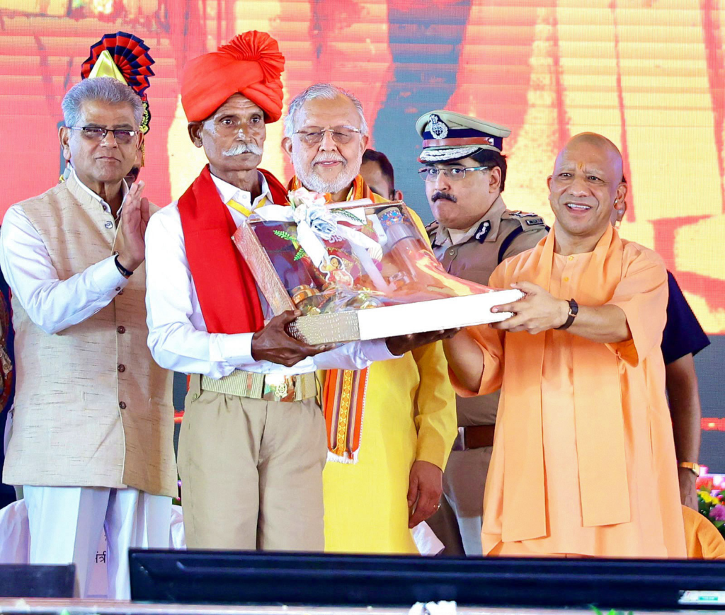 UP में ग्राम प्रहरियों की बल्ले-बल्ले! मानदेय ₹2,500 से बढ़कर ₹3,500 हुआ, परिवार को ₹5 लाख तक कैशलेस इलाज