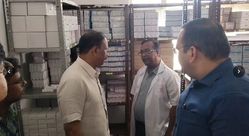 कासगंज पहुंचे मंडलायुक्त ओपी मौर्य, तहसील दिवस में सुनीं 50 फरियादियों की समस्याएं; जिला अस्पताल का भी किया निरीक्षण