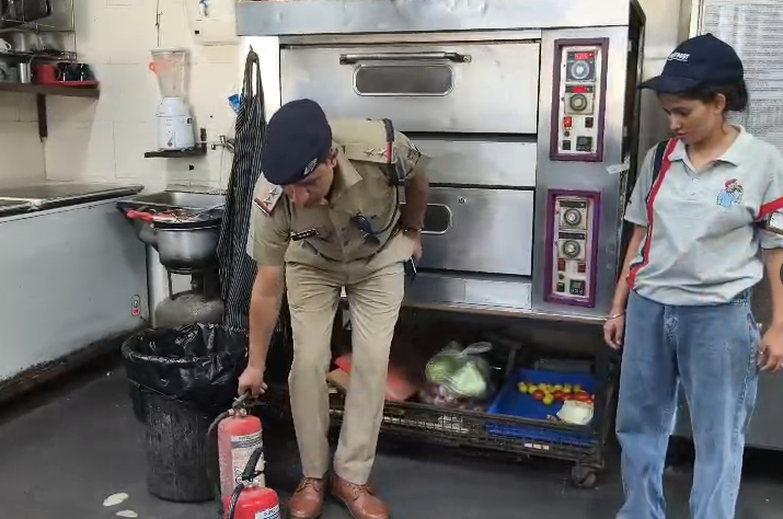 विकासनगर में दीपावली से पहले फायर ब्रिगेड का एक्शन, होटल-ढाबों और रेस्टोरेंट में चलाया चेकिंग अभियान; अनियमितताओं पर नोटिस