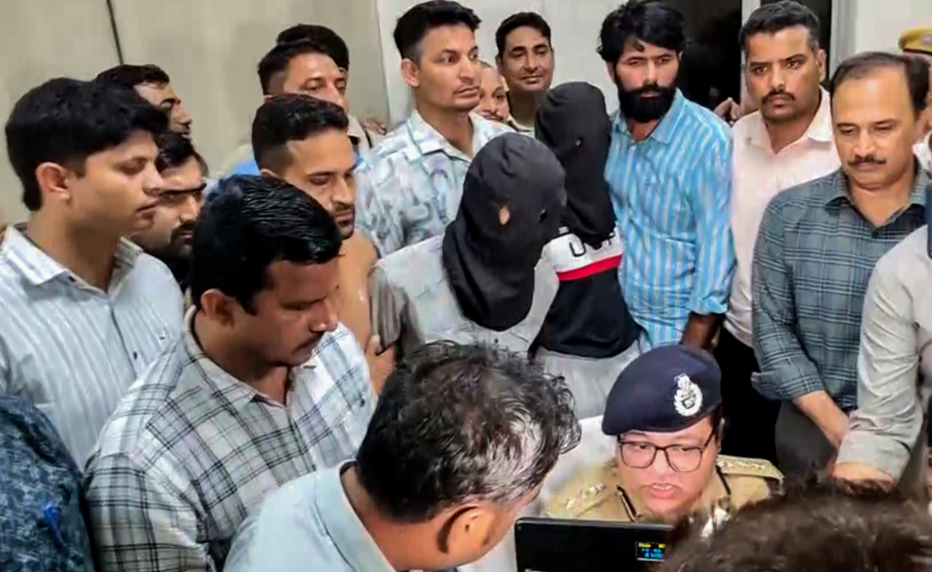 टाइगर श्रॉफ पर फायरिंग के बाद मुंबई पुलिस का त्वरित एक्शन, 24 घंटे के भीतर कोटा से तीन आरोपी गिरफ्तार; जानिए कैसे बिछाया गया जाल