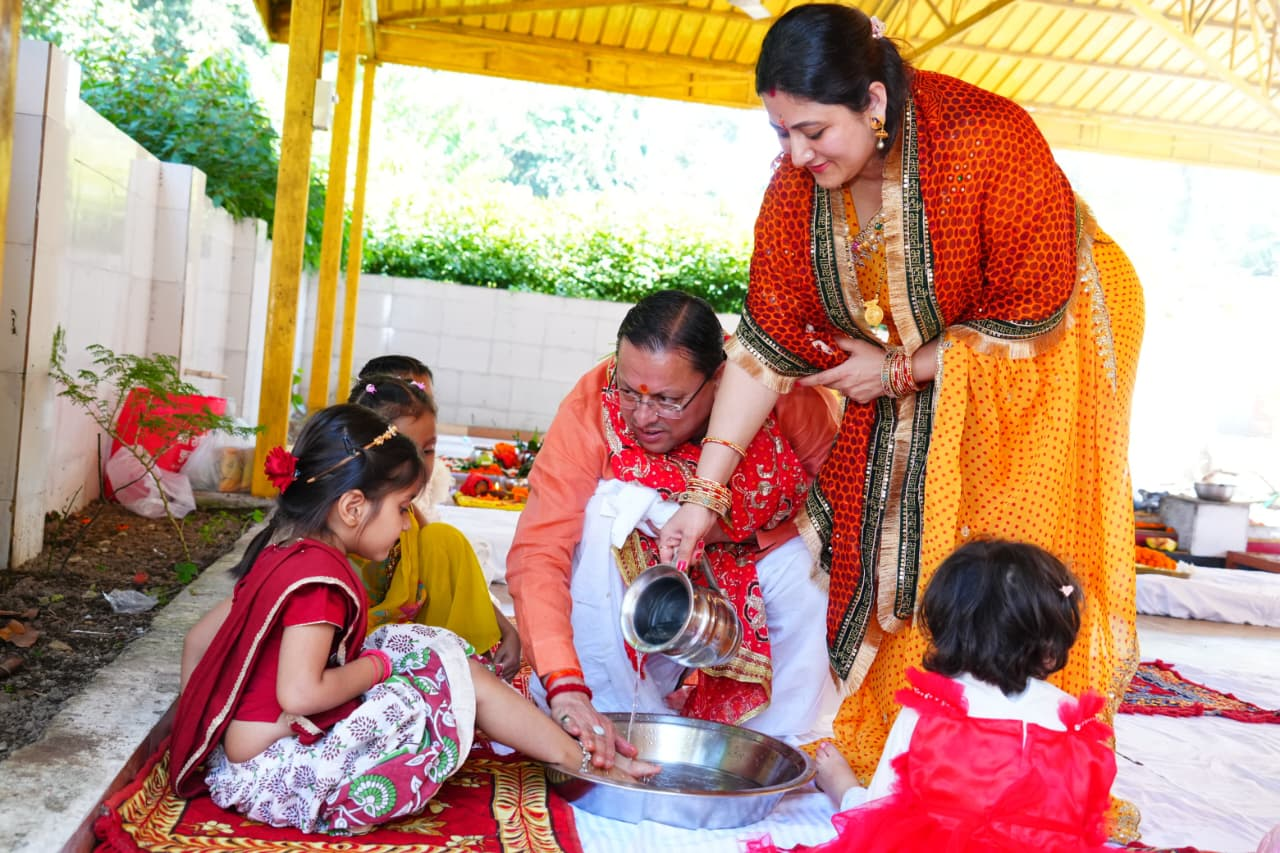 महानवमी पर मुख्यमंत्री पुष्कर सिंह धामी ने किया हवन और कन्या पूजन, प्रदेश की सुख-समृद्धि की कामना