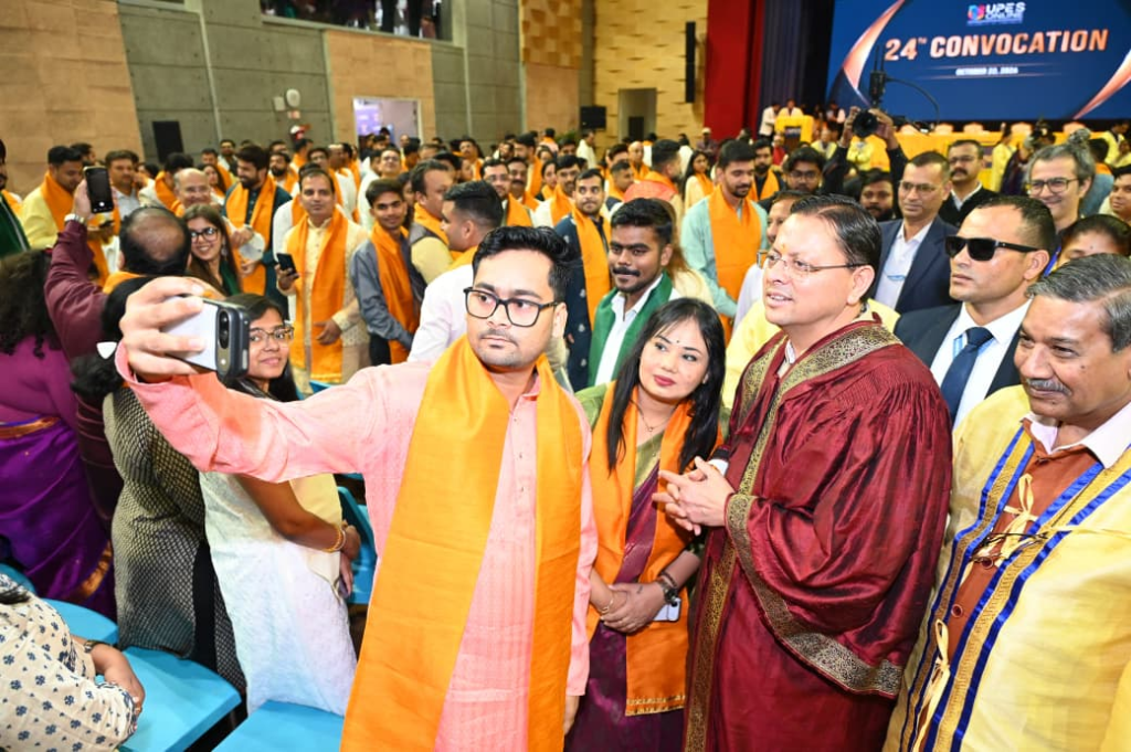 UPES के दीक्षांत समारोह में CM धामी का संदेश: युवा नौकरी मांगने वाले नहीं, रोजगार देने वाले बनें