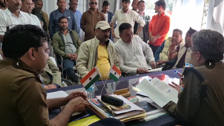 मसूरी में टैक्सी कारोबारियों का विवाद कोतवाली पहुंचा, दोनों पक्षों में आरोप-प्रत्यारोप; दो दिन का अल्टीमेटम