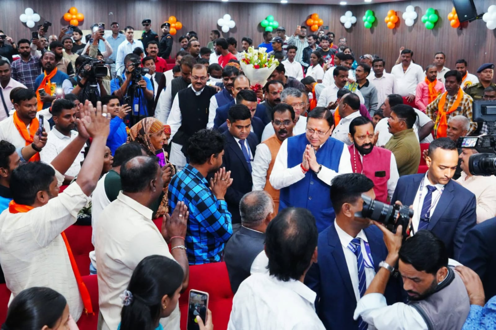 देहरादून में महर्षि वाल्मीकि प्रकटोत्सव पर CM धामी ने की बड़ी घोषणा, सफाई कर्मचारियों का मानदेय जल्द बढ़ाने का ऐलान