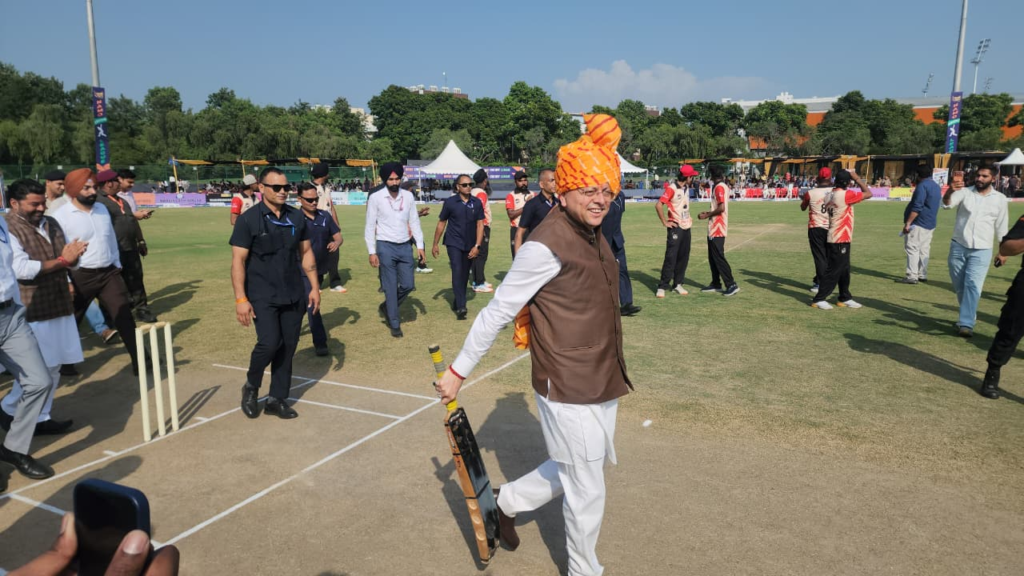 नमो क्रिकेट लीग में CM धामी ने खिलाड़ियों संग खेला क्रिकेट, युवाओं को दिलाई नशामुक्ति की शपथ