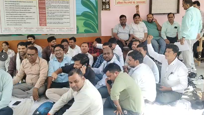 कासगंज में लेखपालों का धरना, समाधान दिवस का किया बहिष्कार