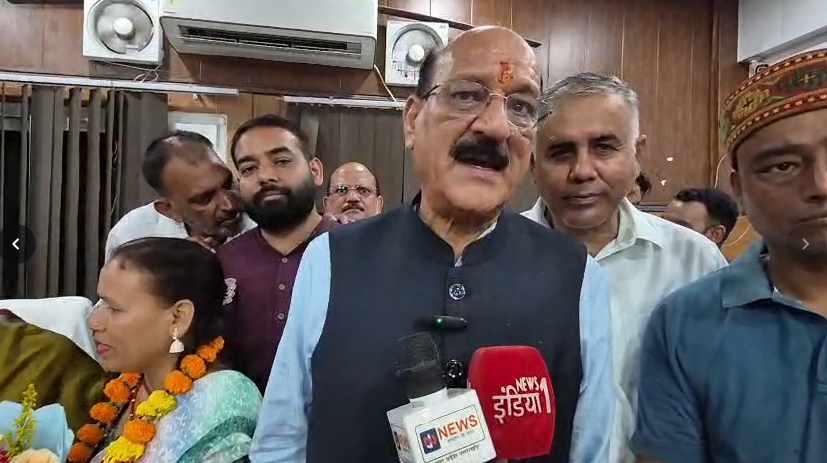 ऋषिकेश: मुनिकीरेती नगरपालिका पहुंचे कैबिनेट मंत्री सुबोध उनियाल, कार्यकर्ताओं ने किया जोरदार स्वागत