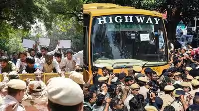 CEC ज्ञानेश कुमार के खिलाफ दिल्ली में प्रदर्शन तेज, जंतर-मंतर पर जुटे प्रदर्शनकारी; कई हिरासत में