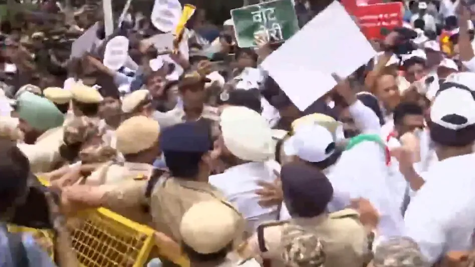 SIR के विरोध में दिल्ली में विपक्ष का मार्च, राहुल-प्रियंका गांधी समेत कई नेता हिरासत में