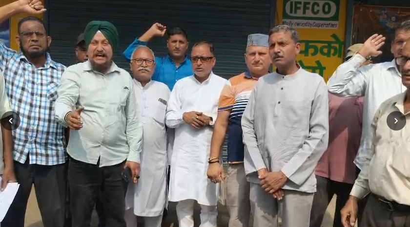 विकासनगर में सहकारी समिति कार्यालय बंद होने पर किसानों का धरना, खाद-बीज नहीं मिलने से बढ़ी परेशानी