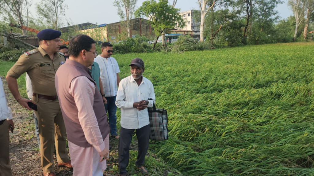 बाजपुर में भीषण ओलावृष्टि से फसलों को नुकसान, सूचना मिलते ही प्रभावित किसानों के बीच पहुंचे CM धामी
